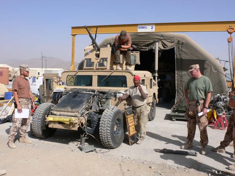 Maintenance of an Humvee in the Czech Army in Iraq