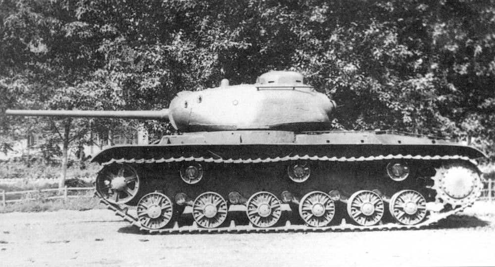 A sideview of the KV-85. Here, the shape of the KV-1S hull is clear, but the IS-85 turret is even more obvious with its unique rear DT mount and commander's viewport