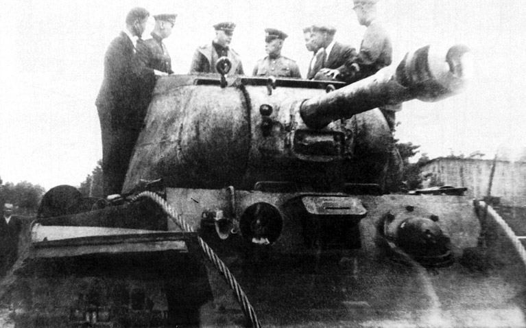 A KV-122 is inspected by senior Soviet officers in 1943, note the shorter gun and more distinguishable double-baffle muzzle-brake