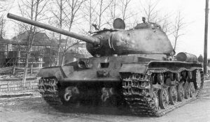 A KV-85 showing off its 85mm gun