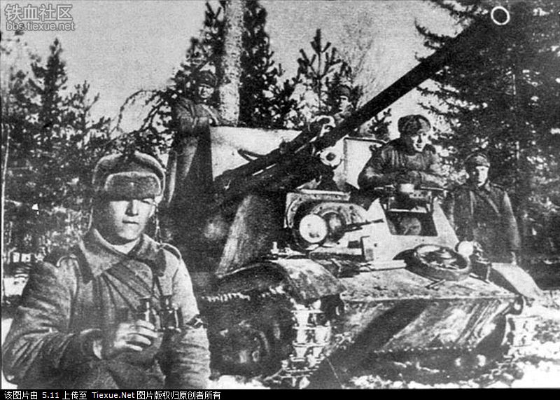 A ZiS-30 with its crew.