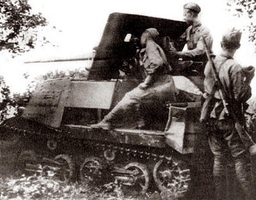A rear view of a ZiS-30 and its crew operating it.