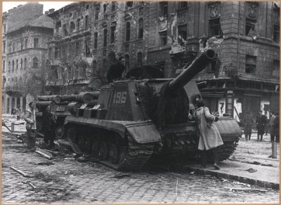 Another ISU-152 during the Hungarian Uprising. A partisan inspects the driver’s viewport.