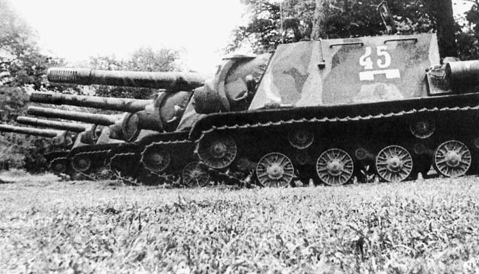 Ukrainian ISU-152s, summer 1944
