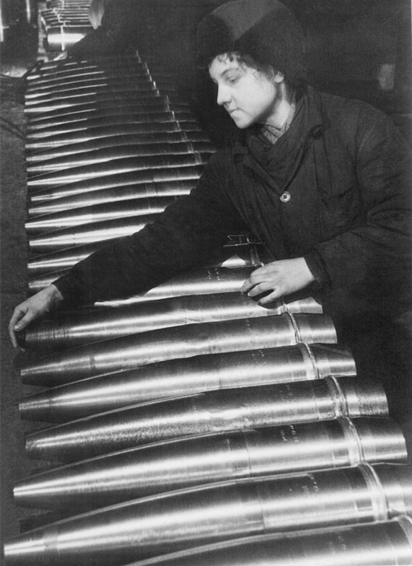 152 mm shells being prepared and verified