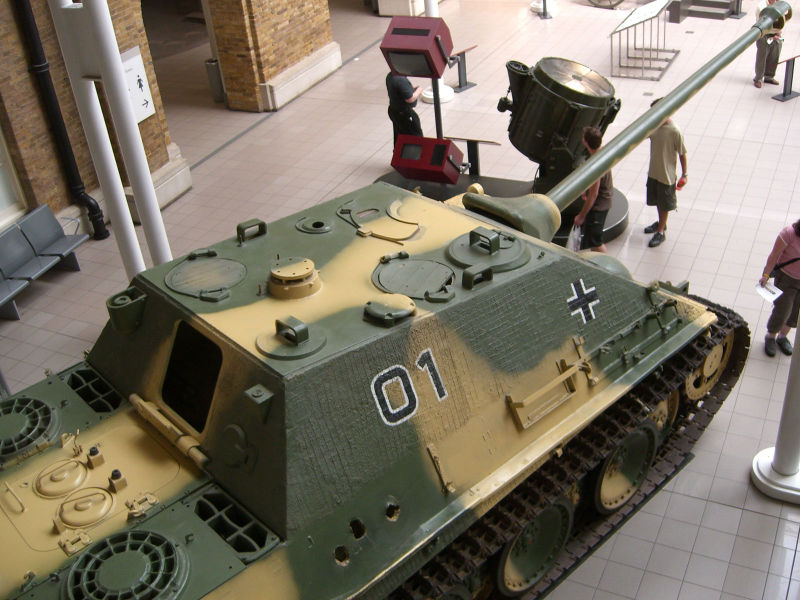 Later variation of the Jagdpanther, note the 'mushroom' mount for the crane and the Nahverteitigungswaffe