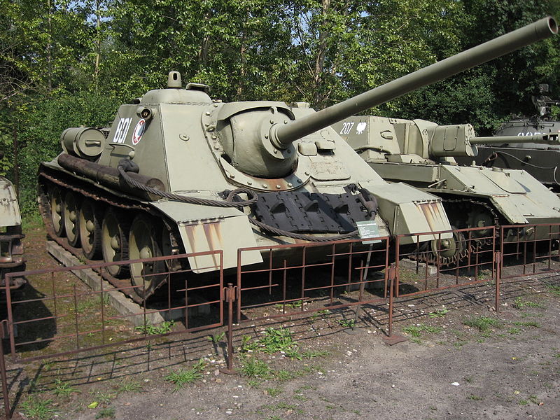 SU-85_tank_destroyer_at_the_Muzeum_Polskiej_Techniki_Wojskowej_in_Warsaw